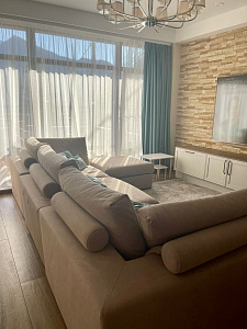 Мягкий диван с объемными подушками: отзыв о комфорте. Фото семейного отдыха. 5/5.